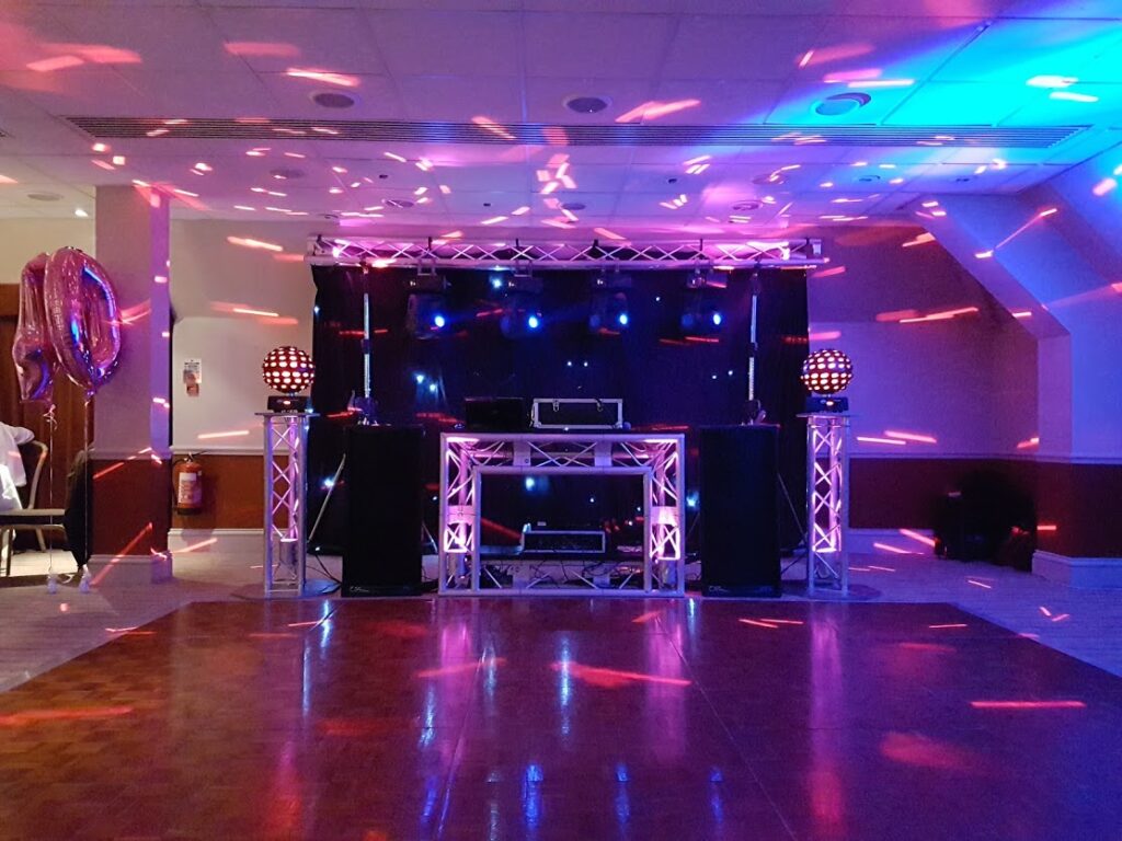 Medium Hi-Tech Disco Rig (black) with Parquet dance floor