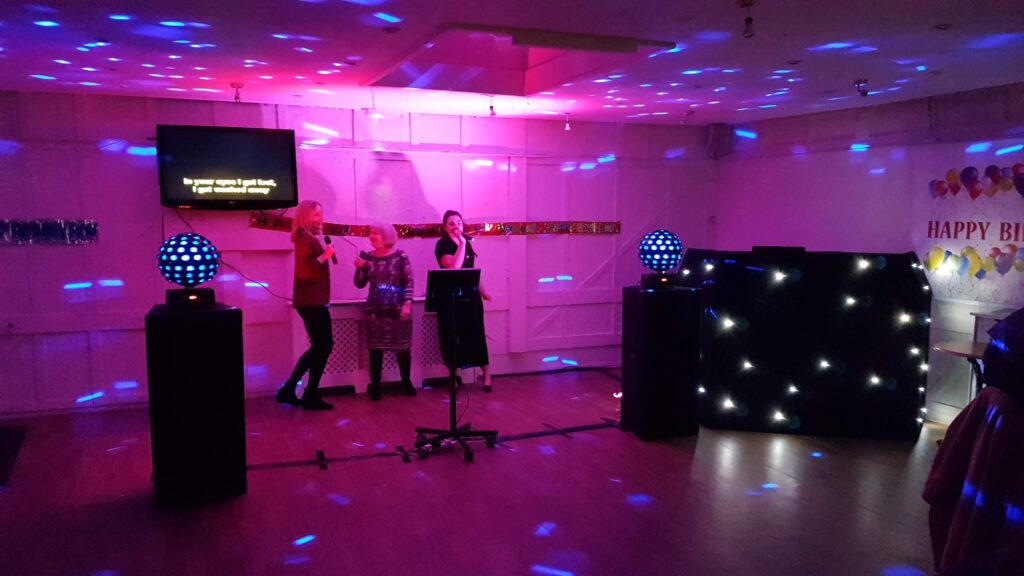 Mini Karaoke-Disco with singers